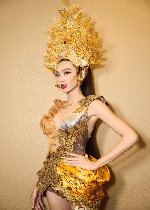 Đồng diễn cùng các thí sinh, Thùy Tiên diện váy ngắn vàng rực trông như một nữ hoàng. Ảnh: FBNV