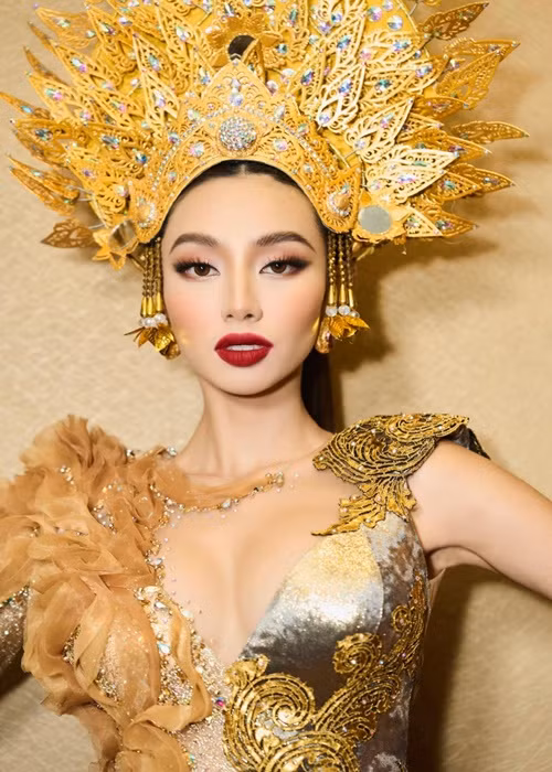 Thùy Tiên còn khiến nhiều người khó rời mắt bởi vũ đạo gợi cảm trong màn đồng diễn. Ảnh: FBNV