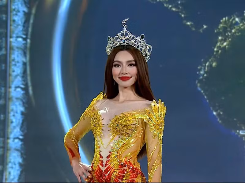 Xuất hiện cùng các cựu Hoa hậu Hòa bình Quốc tế, Thùy Tiên diện váy tông màu vàng, đỏ có dáng đuôi cá. Ảnh: Yan