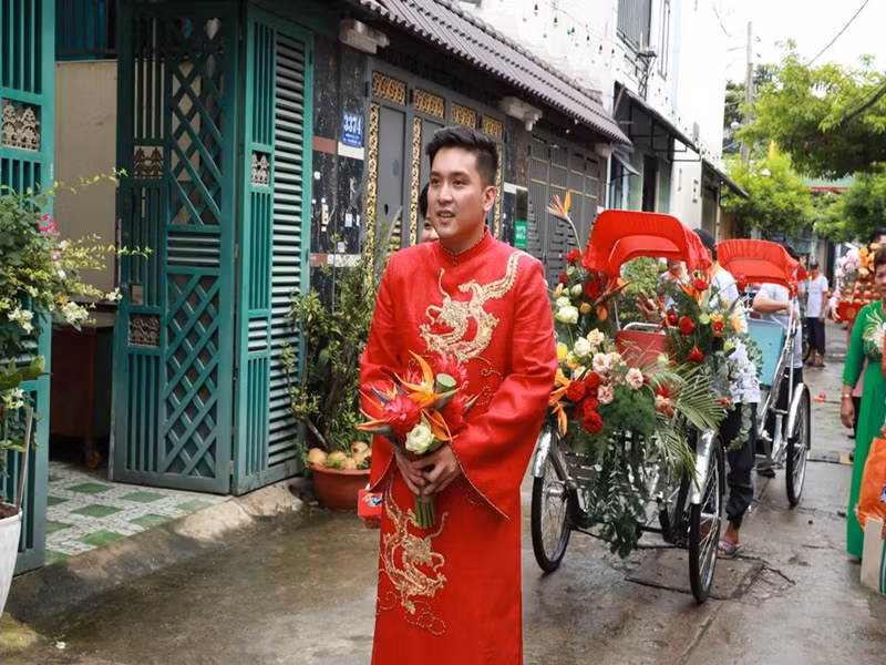 Anh Khoa diện áo dài đỏ. Ảnh: Thương hiệu và pháp luật