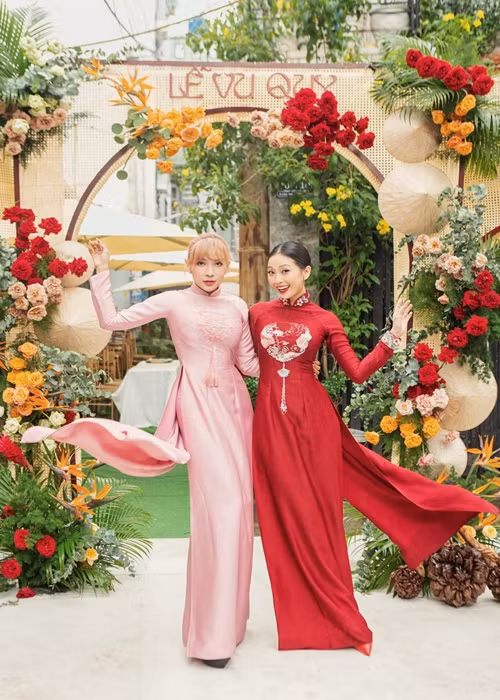 Liêu Hà Trinh tâm sự: "Hà Trinh hy vọng rằng, thông qua lễ cưới của mình, các bạn trẻ có thể thấy được lễ cưới của ba mẹ ta từ ngàn đời xưa vẫn đẹp biết mấy. Và càng về sau, sẽ có thêm nhiều bạn trẻ chọn cử hành lễ cưới theo kiểu truyền thống mà Trinh đã làm". Ảnh: FB Khả Như