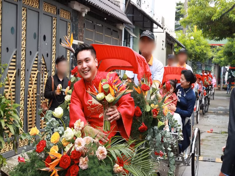 Chồng trẻ của Liêu Hà Trinh ngồi xích lô đón dâu. Ảnh: Thương hiệu và pháp luật