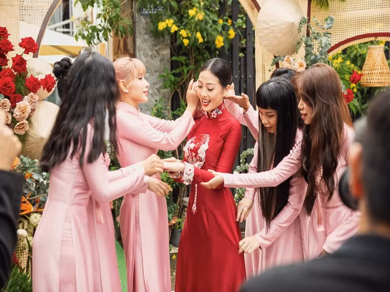 Liêu Hà Trinh đầy duyên dáng, xinh đẹp trong lễ vu quy. Ảnh: FB Khả Như