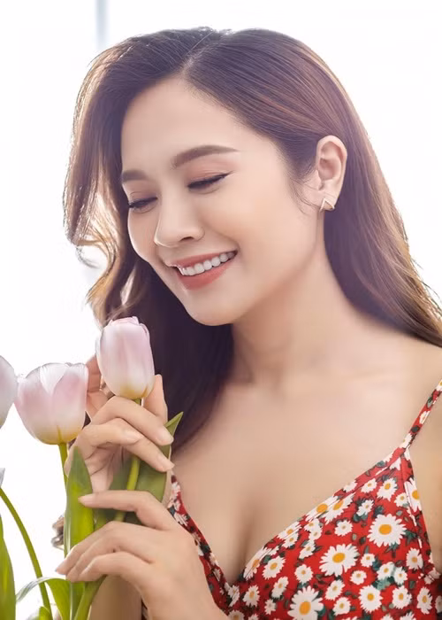 Bà xã Đức Thịnh sở hữu khuôn mặt bầu bĩnh, đôi mắt to tròn. Sau 2 lần sinh nở, Thanh Thúy trông mặn mà hơn.