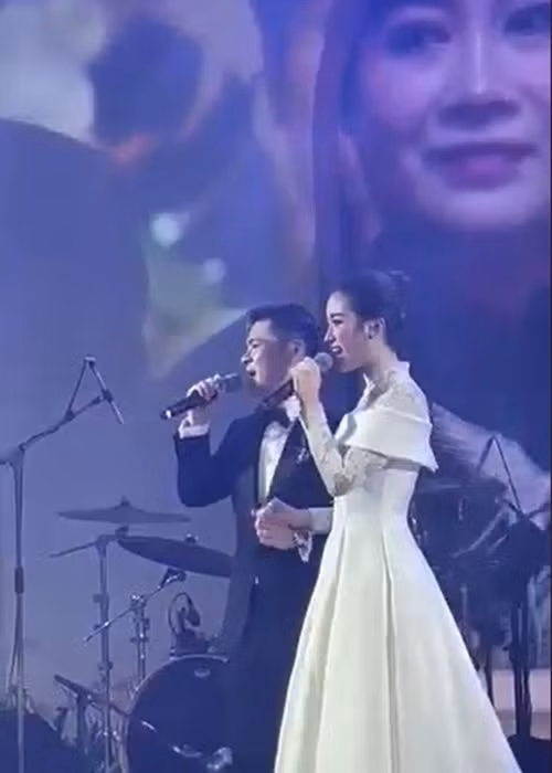 Mỹ Linh và ông xã thiếu gia hát tặng khách mời. Ảnh: Người đưa tin