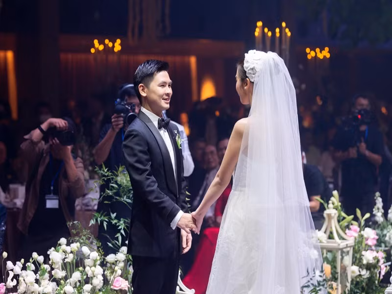Cả hai trao cho nhau nhẫn cưới và những lời hẹn ước cho hạnh phúc mai sau. Ảnh: Lê Chí Linh