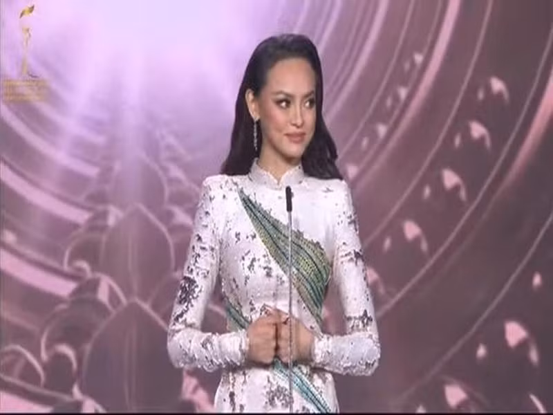 Mai Ngô chia sẻ: “Là một người sinh ra và lớn lên trong hòa bình, tôi trân trọng, yêu quý hòa bình và biết ơn những gì cha ông đã làm để chúng ta có hòa bình như hôm nay. Tuy nhiên, nhìn vào vấn nạn bạo lực, tôi tự hỏi liệu không có chiến tranh, đã có hòa bình hay chưa. Bạo lực ẩn sâu dưới nhiều hình thức, như ngôn từ. Tôi từng là nạn nhân của bạo lực mạng từ những người tôi chưa quen biết. Trải qua thời gian khó khăn đó, tôi có cái nhìn chân thực hơn về bạo lực. Bạo lực không chỉ bên ngoài mà còn bên trong. Hãy xây dựng hòa bình trong nội tâm, mối quan hệ tốt với chính mình. Nuôi dưỡng hòa bình hay bạo lực là quyết định ở chính chúng ta”. Ảnh: Đại đoàn kết