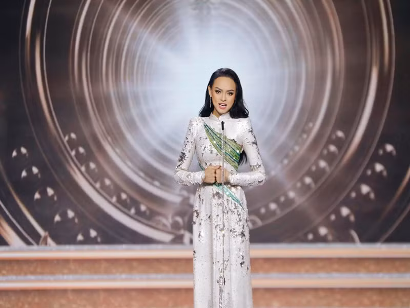 Ở phần thi thuyết trình top 10, người đẹp nhận được sự cổ vũ của nhiều khán giả khi thể hiện thông điệp ngăn chặn bạo lực bằng tiếng Việt và tiếng Anh. Ảnh: Lao động