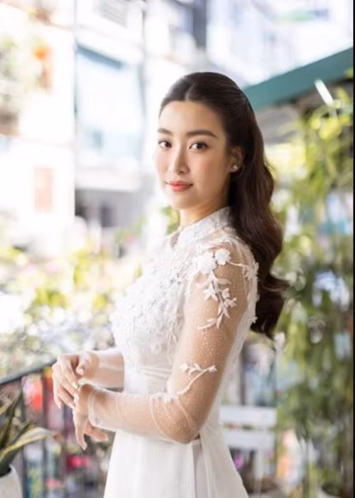 Bộ áo dài của cô dâu mang tên Thanh Ngọc Ban Mai. Đây là món quà mà Hoa hậu Ngọc Hân dành cho Mỹ Linh. Ảnh: Zing
