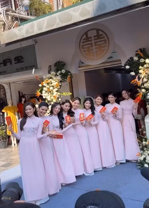 Lương Thùy Linh, Thùy Dung, Phương Nga, Đỗ Thị Hà hào hứng bê tráp. Ảnh: Tiền Phong