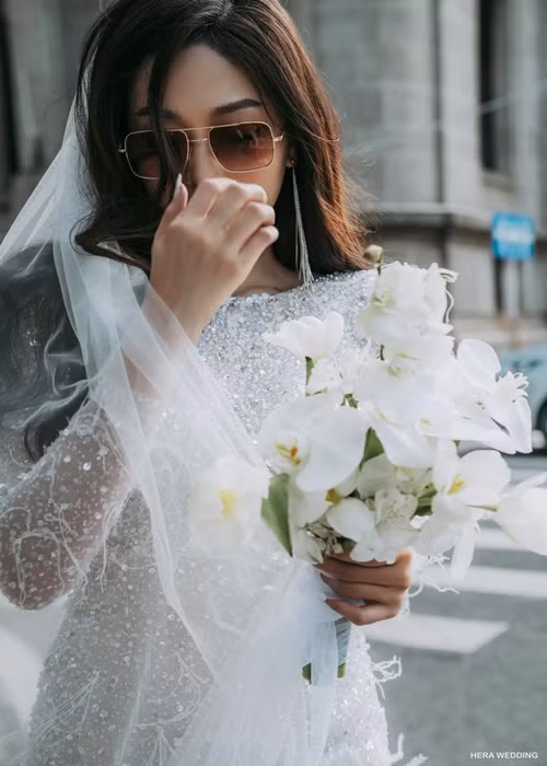 Cả hai lựa chọn một căn hộ chung cư. Cô dâu lên ý tưởng thiết kế và mua sắm cho căn hộ.