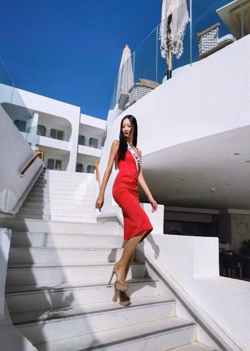 Sau chung kết, Bảo Ngọc bật mí cô đã "câu giờ" một cách nhẹ nhàng trong phần thi ứng xử bằng cách mở lá thư, rồi đưa bó hoa tặng lại cho MC để có vài chục giây. Ảnh: FBNV