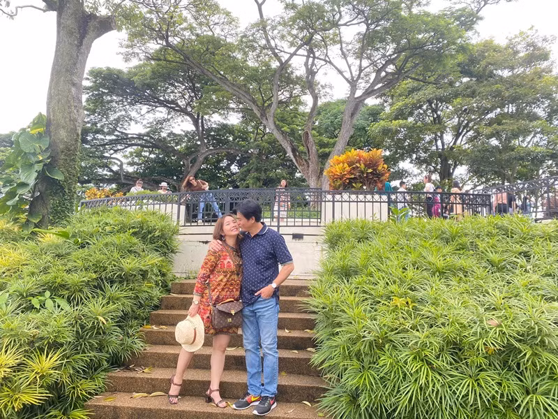 Cao Minh Đạt chiều chuộng vợ hết mực. Anh làm shipper giao hàng cho vợ, livestream bán hàng cùng vợ.