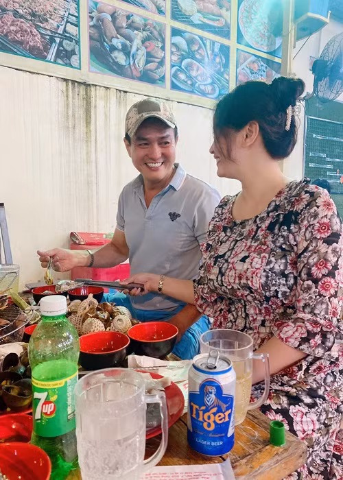 Cả hai luôn nhìn nhau đắm đuối khiến nhiều người ghen tỵ.