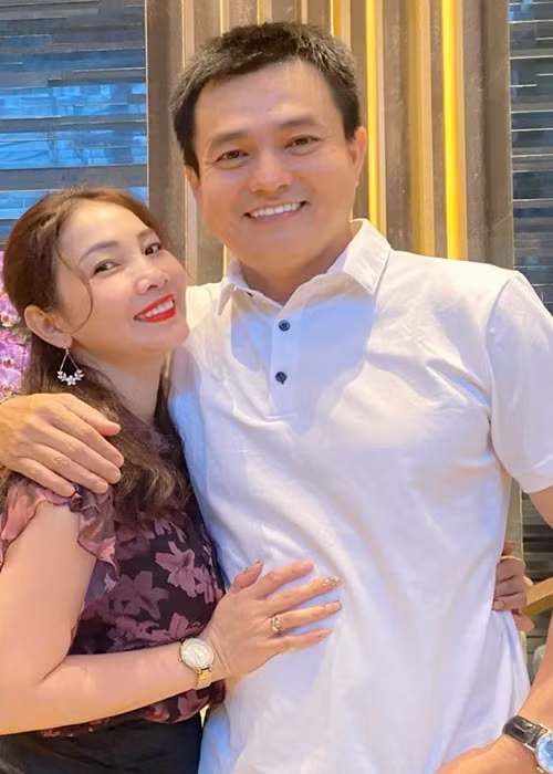  Cao Minh Đạt lấy vợ muộn. Anh kết hôn ở tuổi 41. Bà xã của nam diễn viên tên Thanh Trúc kém Cao Minh Đạt 8 tuổi và không hoạt động nghệ thuật.
