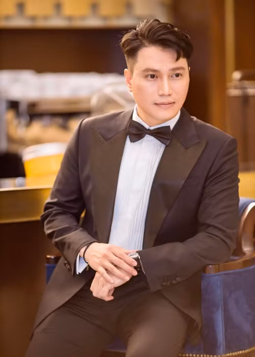 Nam diễn viên đã mắng những người chê bai vẻ ngoài qua dao kéo của anh. “Bạn này cách suy nghĩ rất văn minh và con người. Không như một số con người nhưng lại là... à mà thôi. Nên những ai muốn mình hoàn thiện hơn một cách chính đáng thì cứ mạnh dạn và dũng cảm nhé. Chó cứ sủa và đoàn người cứ đi”, Việt Anh viết trên trang cá nhân.