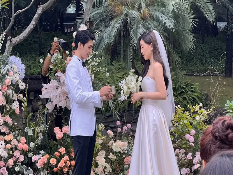 Á hậu Phương Nga chia sẻ: "Hôm nay khi viết những dòng này, mình đã suy nghĩ nên xưng hô như thế nào. Vậy là chúng mình cũng đã cùng nhau trải qua rất nhiều giai đoạn kể từ khi quen nhau, tới khi suýt nữa phải xa nhau. Hôm nay khi 2 đứa đứng ở đây, có rất nhiều những thay đổi. Mình biết trước đây bạn ghét mèo nhưng vì mình mà bạn đã nuôi chúng. Nên mình cũng sẽ vì bạn mà thích cá, thích bóng đá hơn một chút. Câu đầu tiên mình dùng để giới thiệu bạn với mọi người ngoài kia là cậu và mợ. Mình luôn hy vọng hai đứa sẽ luôn như vậy, không vì những gì ngoài kia mà thay đổi. Mình hy vọng 21/10/2022 chúng mình sẽ cùng bắt đầu hành trình mới nhé. Cậu của mợ". Ảnh: Thương hiệu và pháp luật