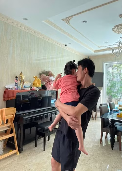 Con gái của Quách Ngọc Ngoan và tình cũ 6 năm Phượng Chanel lớn phổng phao, chưa lộ mặt hoàn toàn.