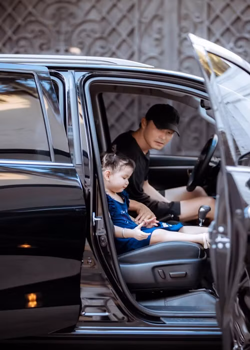 Quách Ngọc Ngoan cưng chiều con gái. Anh địu con đi dạo, cho con ngủ.