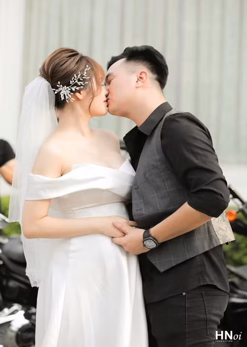Nam diễn viên phim "Phố trong làng" hôn bà xã trong đám cưới.