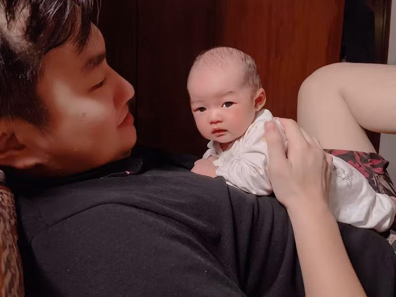 Nam diễn viên phim "Phố trong làng" không quản ngày đêm chăm sóc con trai.