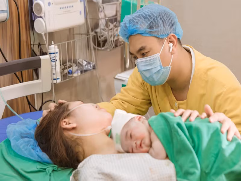 Anh Tuấn luôn túc trực bên vợ lúc lâm bồn. Nhìn lại hành trình đón con, anh rất nghẹn ngào. "Trải qua khoảnh khắc này, mình mới thực sự hiểu được…Cảm giác khi nhìn thấy người phụ nữ mình yêu thương vất vả trên giường sinh mà không thể san sẻ bớt nỗi đau cùng vợ. Cảm giác được thấy con chào đời, được nghe tiếng khóc của con. Cảm giác được tự tay cắt dây rốn, được ôm con vào lòng. Tất cả những điều này, trước đó mình chỉ được nghe kể lại, chỉ được cảm nhận qua lý thuyết. Nhưng giờ, mình đã hiểu, đã cảm và thực sự có những trải nghiệm", Anh Tuấn tâm sự.