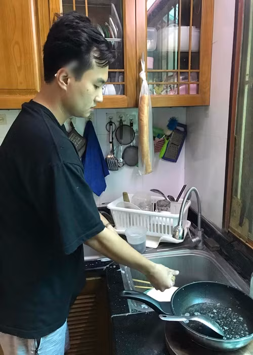 Anh Tuấn không ngại vào bếp rửa bát.