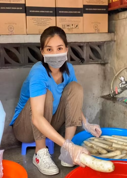 Do là người của công chúng, Tiểu Vy trau chuốt nhiều hơn mỗi khi xuất hiện và làm mới mình liên tục qua các bộ ảnh để khán giả không cảm thấy nhàm chán. Tuy nhiên, ở đời thường hay khi đi từ thiện, Tiểu Vy thường ăn mặc giản dị. Ảnh: FBNV