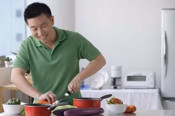 Từ sau bữa ăn ở nhà sếp, chồng tôi đột ngột chăm việc nhà Tu sau bua an o nha sep, chong toi dot ngot cham viec nha