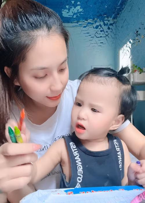 Tình cũ của Jack chia sẻ trong một chương trình: “Con muốn gửi lời cảm ơn đến mẹ. Mẹ đã chịu nhiều vất vả và điều tiếng nhưng mẹ không từ bỏ mà luôn bảo vệ 2 mẹ con con. Con luôn dành tình yêu to lớn đến mẹ. Với Sol, sau này lớn lên con coi chương trình thì con cũng biết là mẹ đã vất vả như thế nào. Con phải ngoan hơn, yêu thương mẹ hơn, là chỗ dựa tinh thần lớn cho mẹ”.