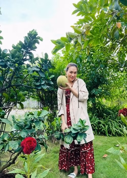 Gần đây, khi đăng tải hình ảnh diện chiếc váy suông dài và khoác áo mỏng bên ngoài, Mỹ Tâm bị đồn mang bầu. Nữ ca sĩ nhanh chóng phủ nhận: "Ủa nữa hả? Không có nha, khi nào có thì sẽ cho các bạn biết chứ lo gì". Ảnh: FBNV