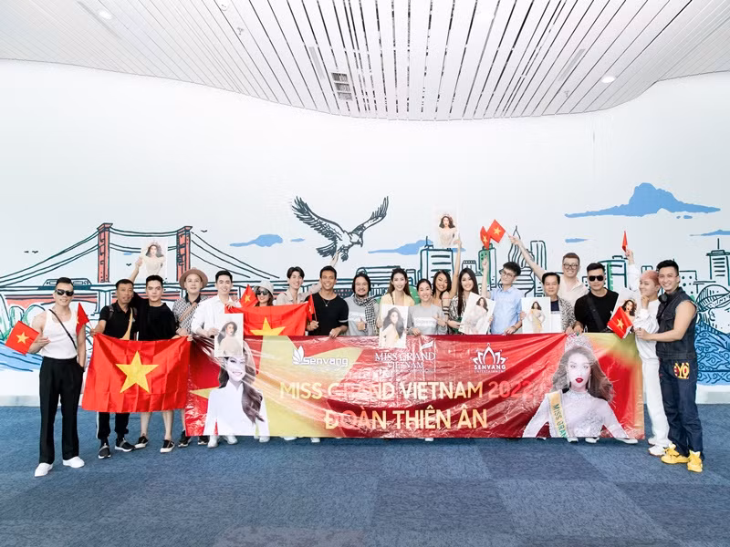 Đoàn chuẩn bị băng rôn, cờ Việt Nam và poster để cổ vũ cho Đoàn Thiên Ân thi chung kết Hoa hậu Hòa bình Quốc tế.