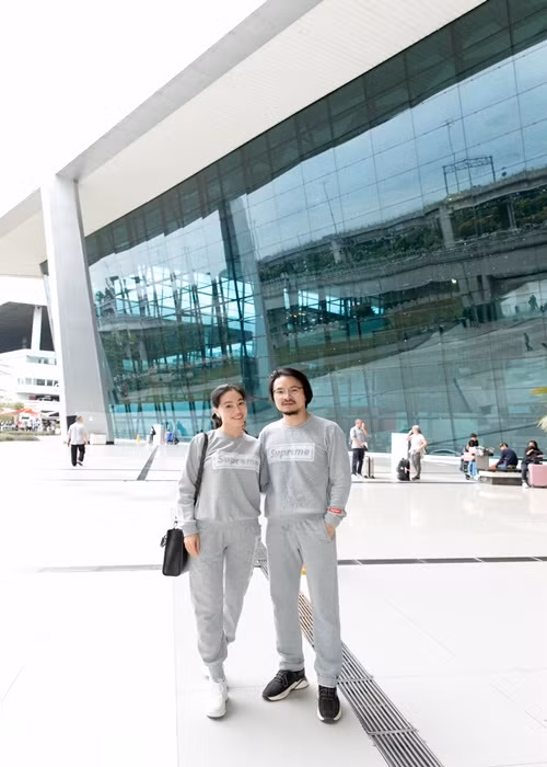 Vợ chồng "bà trùm hoa hậu" thực hiện lời hứa đưa Quỳnh Châu, Minh Thư, Mai Ngô sang nước ngoài cổ vũ Hoa hậu Đoàn Thiên Ân. Ảnh: Sen Vàng