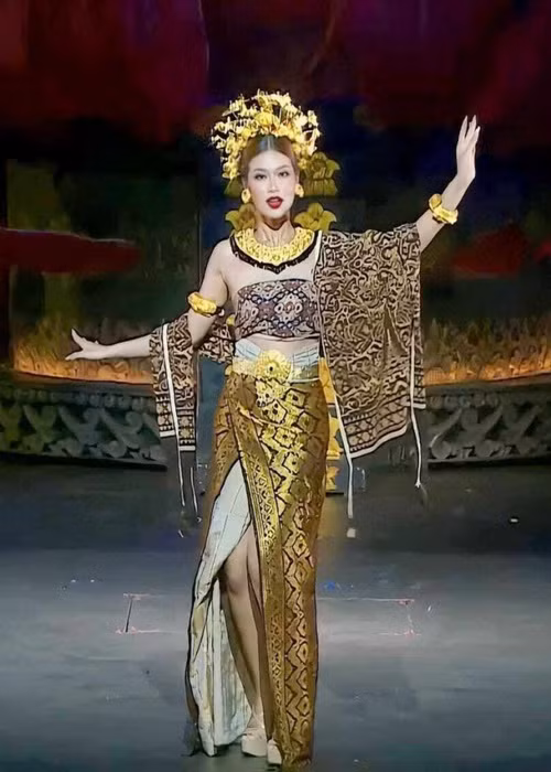 Trong đêm trình diễn trang phục dân tộc của Indonesia, Thiên Ân xuất hiện lộng lẫy nhưng lo lắng, lúng túng, chưa biết tương tác với máy quay, sử dụng tay nhiều, thậm chí có biểu cảm thiếu tự nhiên. Ảnh: Báo Giao thông
