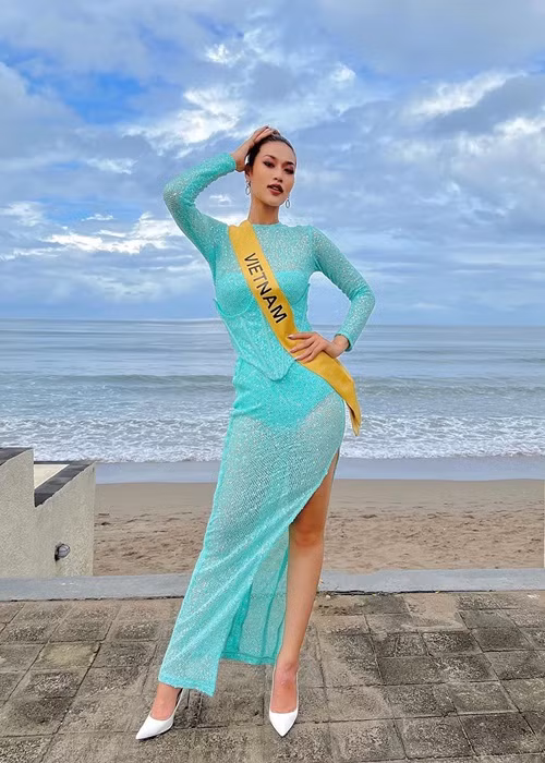 Louis Huy Đặng - stylist cho Thiên Ân chia sẻ trên Zing, phong cách của đại diện Việt Nam vẫn giữ nét gợi cảm nhưng thiên về hướng nữ tính và ngọt ngào hơn. Theo stylist này, vì cuộc thi năm nay diễn ra ở Bali (Indonesia) nên anh tiết chế khoảng hở trang phục cho phù hợp. Ngoài ra, anh muốn che khuyết điểm cho Thiên Ân. “Nếu Ân mặc những bộ cut-out như Tiên năm ngoái, cô sẽ dễ bị lộ khuyết điểm. Do đó, trang phục năm nay thường cut-out ở eo. Eo của Ân rất đẹp và nó giúp cô ấy trông gầy hơn”, Louis Huy Đặng cho hay. Ảnh: FBNV