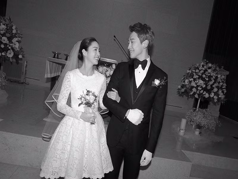 Kim Tae Hee - Bi Rain gặp nhau trên phim trường quay quảng cáo năm 2011. Nhanh chóng, "hoàng tử một mí" vướng phải vướng tình của "nữ thần nhan sắc". Đầu năm 2017, Bi Rain làm đám cưới với Kim Tae Hee sau 5 năm hẹn hò. Ảnh: Allkpop
