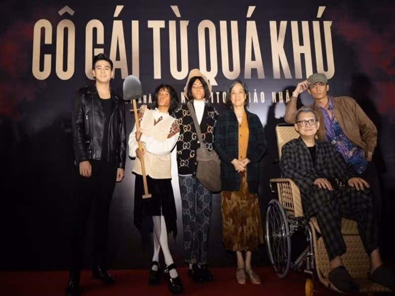 Các diễn viên khác của phim "Cô gái từ quá khứ" cũng mang hình ảnh vai diễn của mình lên thảm đỏ. Ảnh: Phụ nữ và pháp luật