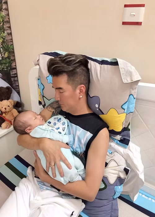 Bé Polo ngủ say trong vòng tay Đàm Vĩnh Hưng.