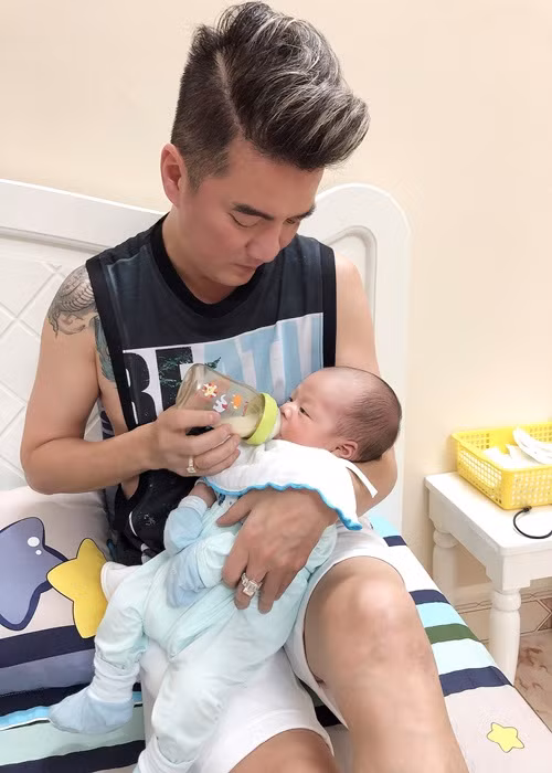 "Ông hoàng nhạc Việt" chia sẻ các khoảnh khắc chăm bẵm con trai từ lúc bé mới chào đời.