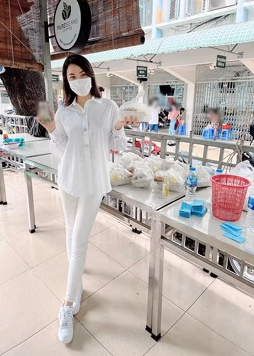 "Thư có cuộc sống riêng của Thư, cái Thư phải cảm ơn rất nhiều… Chẳng hạn như em cảm ơn đã cho em được khỏe mạnh, có cơ hội giúp đỡ người khác qua những lần từ thiện như hôm nay", Quỳnh Thư bày tỏ. Ảnh: FBNV