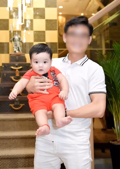 Con trai Đàm Vĩnh Hưng vừa lộ diện đã được yêu thích bởi vẻ ngoài vô cùng đáng yêu. Ảnh: FB N.H.N