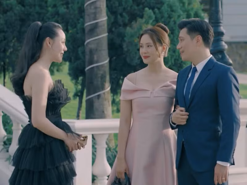 Trong phim mới, dù có vợ, Hoàng (Việt Anh đóng) vẫn qua đêm với người yêu cũ tên Hà (Huyền Trang đóng). Ảnh: Vietnamnet