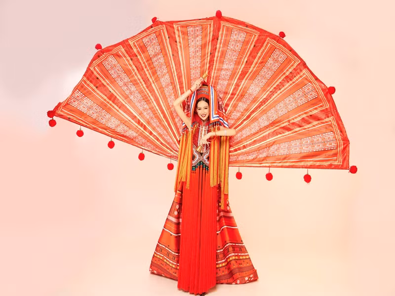 Thiết kế "Cô em Dao đỏ" được lấy cảm hứng từ trang phục cưới của người Dao đỏ dựa trên nền tảng áo dài truyền thống của Việt Nam.