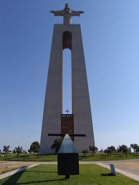 Tượng Cristo Rei, Lisbon, Bồ Đào Nha: Nhìn xuống thành phố Lisbon, bức tượng này lấy cảm hứng từ tượng Chúa Cứu Thế ở Rio de Janeiro, Brazil sau khi Thượng phụ Giáo chủ của Lisbon tới thăm tượng đài nổi tiếng này. Tượng được xây dựng từ năm 1959 và hoàn tất vào năm 1969.