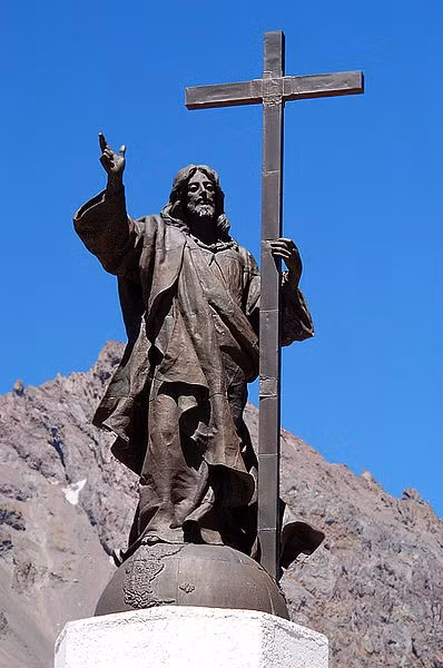 Tượng Chúa Cứu Thế, biên giới Chile - Argentina: Nằm ở độ cao 3.832 m so với mực nước biển, nơi cao nhất của con đường giữa thành phố Mendoza của Argentina và thành phố Santiago của Chile, bức tượng tuyệt đẹp này được xây dựng vào năm 1904 để đánh dấu sự thỏa hiệp về biên giới giữa Argentina và Chile.
