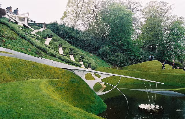 Cầu thang tại Universe Cascade, Scotland được coi là một kiệt tác nghệ thuật với thiết kế như một thác nước.