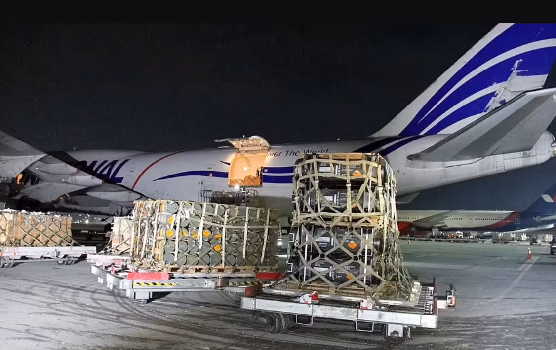 Trong lần tiếp tế hậu cần quy mô khủng này, Mỹ đã chọn máy bay Boeing 747, một máy bay phản lực khổng lồ thương mại đã được điều chỉnh để sử dụng cho mục đích quân sự. Ảnh: @Ukraine Ministry of Defense.