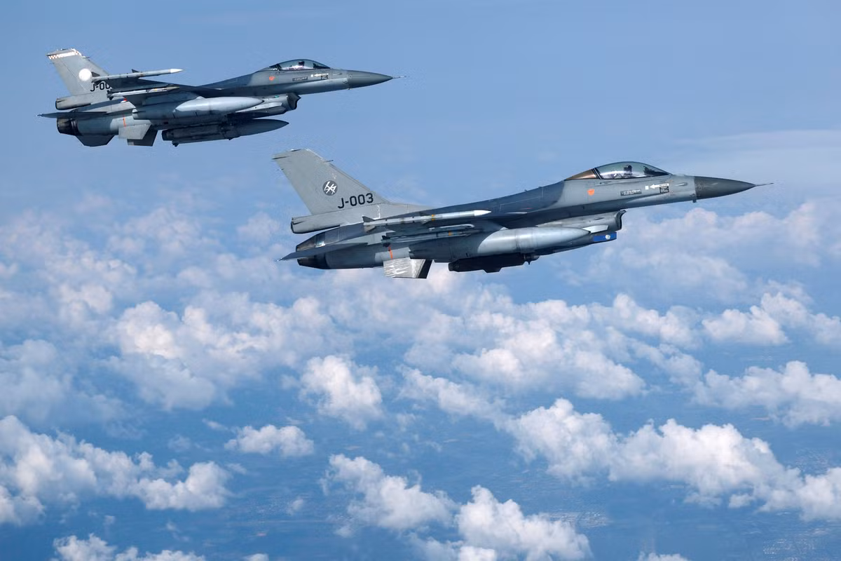 Được biết, F-16 Fighting Falcon là máy bay chiến đấu đa năng một động cơ do General Dynamics (nay là Lockheed Martin) phát triển, nó đã trở thành nền tảng của lực lượng không quân trên toàn thế giới, kể từ khi ra mắt vào cuối những năm 1970. Ảnh: @Piroschka van de Wouw.