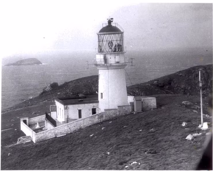 Bên trong Ngọn hải đăng Flannan Isles, nhiều người tìm thấy một cánh cửa không khóa, có dấu hiệu của một cuộc khởi hành vội vã, bữa ăn bị bỏ lại, những chiếc ghế bị lật đổ ngổn ngang. Ảnh: @Pan Macmillan.