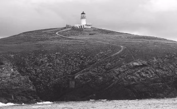 Có vô số giả thuyết, từ bắt cóc đến chạm trán xung đột, nhưng sự thật của câu chuyện này vẫn chìm dưới những con sóng và vách đá cheo leo tại khu vực Ngọn hải đăng Flannan Isles. Ảnh: @johnknifton.